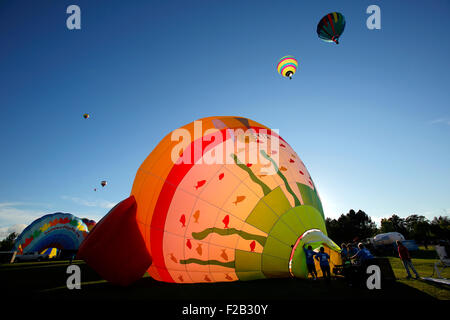 Lancio di sera al trentesimo atlantico annuale International Balloon Fiesta in Sussex, New Brunswick, Canada, Sett. 12, 2015. Foto Stock