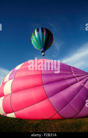 Lancio di sera al trentesimo atlantico annuale International Balloon Fiesta in Sussex, New Brunswick, Canada, Sett. 12, 2015. Foto Stock