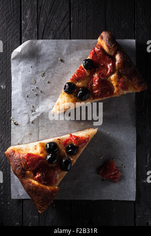 Focaccia barese, una tradizionale cucina italiana, sulla carta da forno Foto Stock