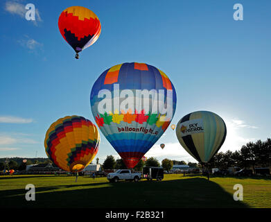 Lancio di sera al trentesimo atlantico annuale International Balloon Fiesta in Sussex, New Brunswick, Canada, Sett. 12, 2015. Foto Stock