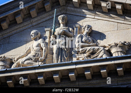 Scale di giustizia il Manitoba Law Courts Edificio, Winnipeg, Manitoba, Canada Foto Stock