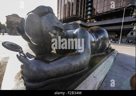 Botero's Fat girl statua in Madrid- estatua de chica gorda de Botero en Madrid Foto Stock