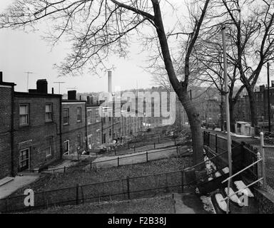 Yonkers, New York, ca. 1980. Moquette alloggiamento di riga, sono del xviii secolo alloggiamento industriale con generosa cortili. Vista mostrando est sud viste in elevazione posteriore da Orchard Street. Westchester County, NY. (BSLOC 2015 11 8) Foto Stock