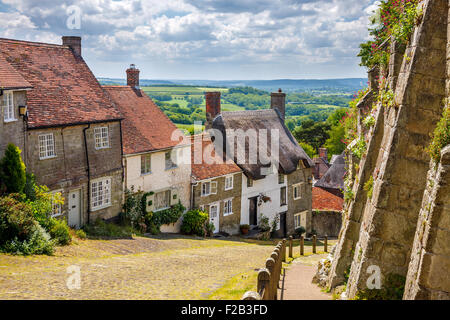 Famosa vista di pittoreschi cottage sulla strada di ciottoli a Gold Hill, Shaftesbury Dorset England Regno Unito Europa Foto Stock