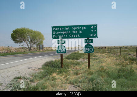 Distanza su strada segno all'inizio dell'autostrada 136 a valle della morte Foto Stock