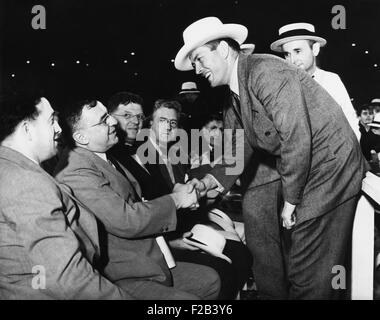 Due eminenti cittadini erano al ringside in Cleveland Stadium. Gene tonni, pensionati undefeated heavyweight champion e Sindaco Anton J. Cermak di Chicago agitare le mani. Luglio 3, 1931. Cermak fu ucciso e ferito a morte da Giuseppe Zangara, in un tentativo di assassinio sul FDR nel febbraio 15, 1933. - (CSU 2015 5 150) Foto Stock