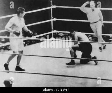 'Conteggio lungo lotta', il gene Tunney-Jack Dempsey incontro di boxe di sett. 22, 1927. Tonni bussato Dempsey giù nell'ottavo round, con arbitro Dave Barry inizia il conteggio senza attesa per tonni a ritirarsi per un angolo neutro. - (CSU 2015 5 147) Foto Stock