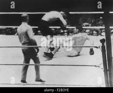 'Conteggio lungo lotta', il gene Tunney-Jack Dempsey incontro di boxe di sett. 22, 1927. Tonni abbattuto dal Dempsey nel 7° round. È stato il primo knock down della sua carriera professionale di boxing. - (CSU 2015 5 146) Foto Stock