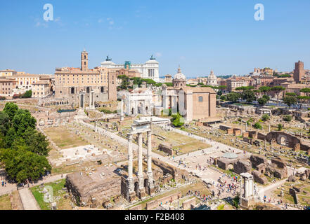 Il Foro Romano e il panorama di Roma dal Palatino viewpoint Roma Italia Roma Lazio Italia Europa UE Foto Stock