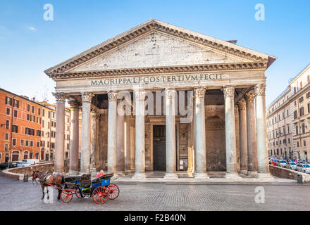 Il Pantheon tempio di divinità romane e chiesa Facciata esterna Piazza della Rotonda Roma Roma Lazio Italia Europa UE Foto Stock