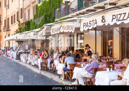 I turisti per guardare la gente e cenare presso il ristorante Panzirone nella Piazza Navona Roma Italia Roma Lazio Italia Europa UE Foto Stock