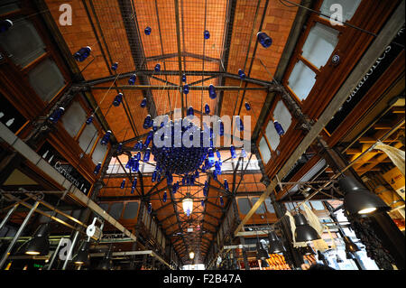 Bottiglie di colore blu di Solan de Cabras in San Miguel mercato- Botellas azules de Solan de Cabras en el Mercado de San Miguel Foto Stock