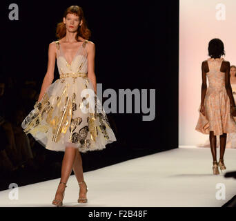 New York, Stati Uniti d'America. Xv Sep, 2015. I modelli presenti creazioni di Primavera/Estate 2016 Badgley Mischka collezione durante la settimana della moda di New York in New York, Stati Uniti sul Sett. 15, 2015. Credito: Wang Xijia/Xinhua/Alamy Live News Foto Stock