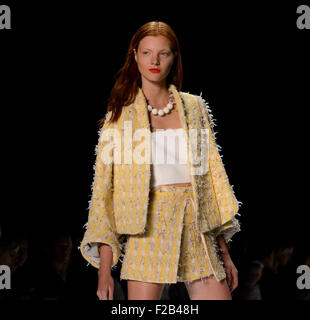 New York, Stati Uniti d'America. Xv Sep, 2015. Un modello presenta una creazione di Primavera/Estate 2016 Badgley Mischka collezione durante la settimana della moda di New York in New York, Stati Uniti sul Sett. 15, 2015. Credito: Wang Xijia/Xinhua/Alamy Live News Foto Stock