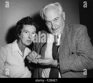Gli antropologi Maria Douglas Leakey e suo marito, Louis Leakey. Louis è premuto il frammento di un precoce umana osso mandibolare con molari. Ca. 1960s. - (BSLOC 2015 1 56) Foto Stock