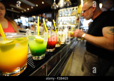 Mini-cocktail bar in San Miguel Market-mini-bar de cócteles en el Mercado de San Miguel Foto Stock