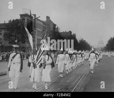 Le donne membri conducono una 1928 Ku Klux Klan parade su Pennsylvania Avenue. Dopo D. W. Griffith del film "La nascita di una nazione", raffigurato Klansmen come eroi, il KKK è stato rilanciato e crebbe fino a un valore stimato di appartenenza tra 6 a 3 milioni di euro alla sua altezza nel 1925. - (BSLOC 2015 1 205) Foto Stock