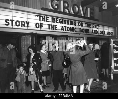 Movie Theater marque annunciando un filmato, 'l'inizio o la fine. Storia della Bomba Atomica e Oak Ridge". Dopo il bombardamento di Hiroshima e Nagasaki, la popolazione di Oak Ridge nel Tennessee appreso il motivo per Top Secret attività nella loro città di guerra. 1945. - (BSLOC 2015 1 199) Foto Stock