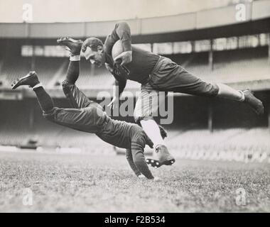 Chicago Bears compagni di squadra la pratica come Joe Zeller tenta di affrontare Red Grange. Marzo 18, 1935. - (BSLOC 2015 1 113) Foto Stock