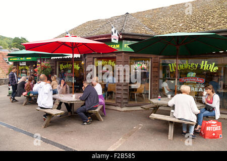 I turisti seduti ad un cafe, Wookey Hole attrazione turistica, Somerset England Regno Unito Foto Stock