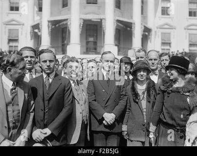 Presidente Calvin Coolidge incontro con i membri della Associazione Nazionale dei droghieri Retail. Sett. 27, 1924. Coolidge osservato il tradizionale 'campagna portico' limitato al saluto e parlando a gruppi di visitatori. Nel 1932 Franklin Roosevelt è stato il primo candidato presidenziale per il lancio di una campagna di viaggio. - (BSLOC 2014 17 9) Foto Stock