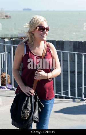 Sorridente giovane femmina gode della vista sul solent dalla torre rotonda vecchio Portsmouth Inghilterra Regno Unito Foto Stock