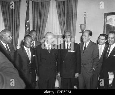 Il presidente Eisenhower con diritti civili leader. In precedenza essi hanno discusso i problemi di integrazione scolastica e di altre questioni. L-R: Lester Granger, Urban League; Martin Luther King, SCLC; Frederic Morrow, Pres. personale; IL PRESIDENTE; A. Philip Randolph, AFL-CIO; William Rogers, Procuratore Generale; Rocco Siciliano, Pres. personale; Roy Wilkins, NAACP. - (BSLOC 2014 16 197) Foto Stock