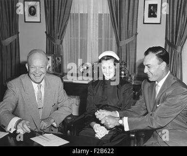 Il presidente Eisenhower con Champion golfista Ben Hogan e sua moglie nell'ufficio ovale. Agosto 8, 1953 - (BSLOC 2014 16 171) Foto Stock