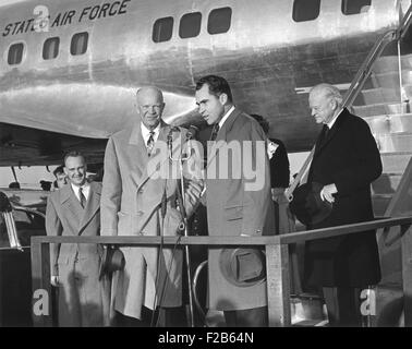 VP Nixon accoglie il Presidente Eisenhower a Washington dopo la sua settimana di sette ospedalizzazione a Denver. Nov. 11, 1955. A sinistra è John Eisenhower e a destra è ex presidente Herbert Hoover. - (BSLOC 2014 16 125) Foto Stock
