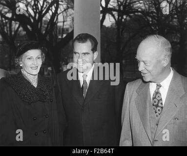 Presidente Dwight Eisenhower con Richard e Pat Nixon dopo il loro ritorno dall'Asia orientale. Dic. 14, 1953. Le sei settimane di viaggio Foto Stock
