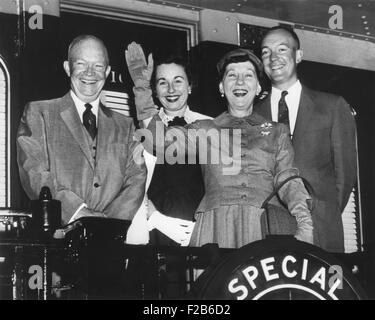 Il presidente Eisenhower e la sua famiglia treno sventolando dal retro della loro campagna treno. Il presidente Eisenhower e moglie Mamie sono Foto Stock