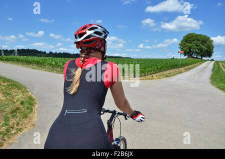 Ragazza in sella ad una mountain bike Foto Stock