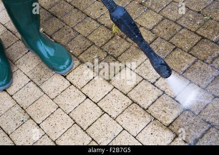 Pavimento esterno la pulizia con getto di acqua ad alta pressione Foto Stock