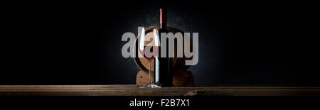Composizione con vino su uno sfondo nero Foto Stock