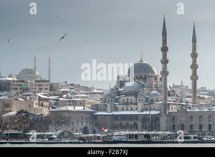 La moschea Yeni a Eminonu con la moschea di Suleymaniye sullo skyline viste attraverso il Golden Horn d'inverno. Istanbul, Turk Foto Stock