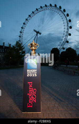 Londra, Regno Unito. 15 Settembre, 2015. Il London Eye offre la cornice per il lancio della Coppa del Mondo di Rugby 2015, Londra, Inghilterra (foto di Rob Munro/CSM) Credito: Cal Sport Media/Alamy Live News Foto Stock