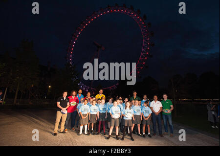 Londra, Regno Unito. 15 Settembre, 2015. Ponte di Chase coro mondo cantare in Unione di fronte al London Eye per il lancio della Coppa del Mondo di Rugby Inghilterra 2015 con Adam Jones (Galles), James Horwill (Australia), Masaaki Sakata (Giappone), Bob Skinstad (Sud Africa), Jason Robinson (Inghilterra), Gonzalo Camacho (Argentina), Marco Bortolami (Italia), Gordon D'Arcy (Irlanda) e Andrew Mehrtens (Nuova Zelanda), Londra, Inghilterra (foto di Rob Munro/CSM) Credito: Cal Sport Media/Alamy Live News Foto Stock