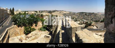 Gerusalemme, Israele, Medio Oriente: la Città Vecchia si vede dai bastioni a piedi il sentiero e pedonabile rotta sulle antiche mura Foto Stock