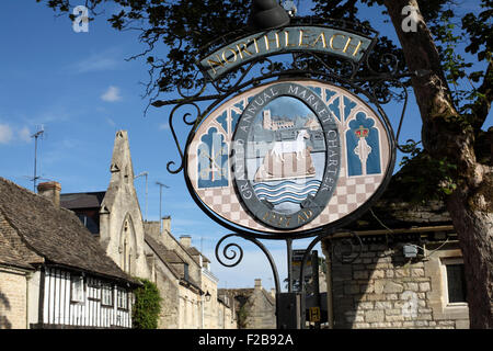 Segno nel centro della città di Northleach commemora la concessione del suo mercato charter nel 1227. Foto Stock