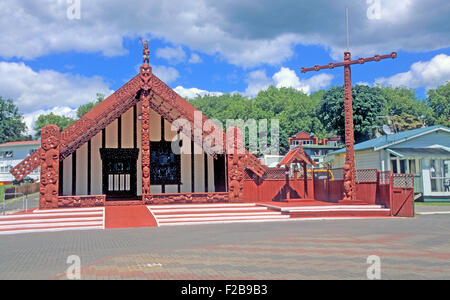 Rotorua, Te Puia, Nuova Zelanda, Isola del nord, Tamatekapua Maori Meeting House, con Marori sculture in legno, Foto Stock