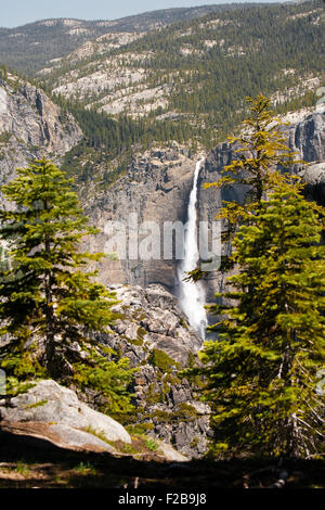 L'acqua che cade dalle rocce in una valle, Taft Point, Yosemite Valley, Yosemite National Park, California, Stati Uniti d'America Foto Stock