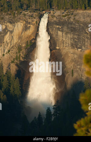 L'acqua che cade dalle rocce in una valle, punto ghiacciaio, Yosemite Valley, Yosemite National Park, California, Stati Uniti d'America Foto Stock