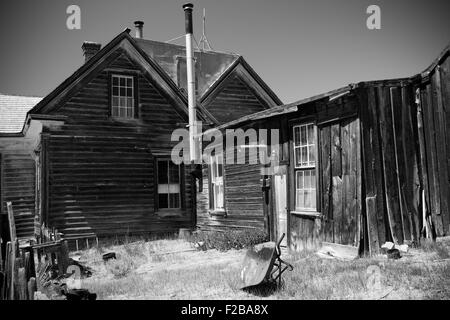Historic fatiscenti edifici in legno a Bodie Park un Californian gold-mining città fantasma. Foto Stock