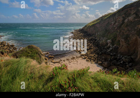 La vista sulla spiaggia Porthgwarra dal sentiero costiero Foto Stock