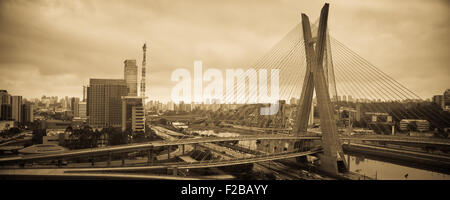 Più famoso ponte della città, Octavio Frias De Oliveira Bridge, Pinheiros River, Sao Paulo, Brasile Foto Stock