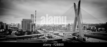 Più famoso ponte della città, Octavio Frias De Oliveira Bridge, Pinheiros River, Sao Paulo, Brasile Foto Stock