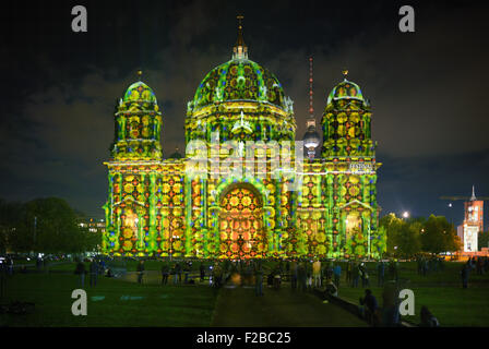 Cattedrale Berliner Dom illuminato, Museumsinsel isola, Sito Patrimonio Mondiale dell'UNESCO, il Festival delle luci di Berlino, Germania Foto Stock