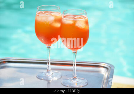 Coppia di tradizionali piatti Italiani Spritz cocktails presso la piscina Foto Stock