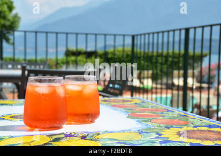 Coppia di tradizionali piatti Italiani Spritz cocktail Foto Stock