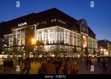 Kaufhaus des Westens, al grande magazzino KaDeWe di notte, Wittenbergplatz, Tauentzienstrasse, Berlino, Germania Foto Stock